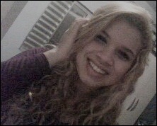 Tenho 17 anos, sou canceriana(10/07) , sou evangélica..filha do Rei Jesus..amo Ele, família, amigos e amo louvar tbm.. :)