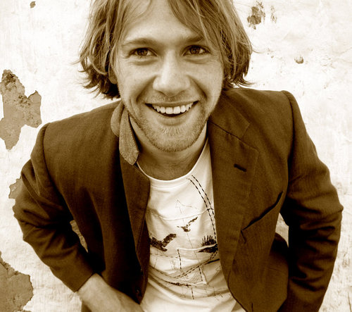 A smooth blend of folk-rock, blue-eyed soul and latin grooves