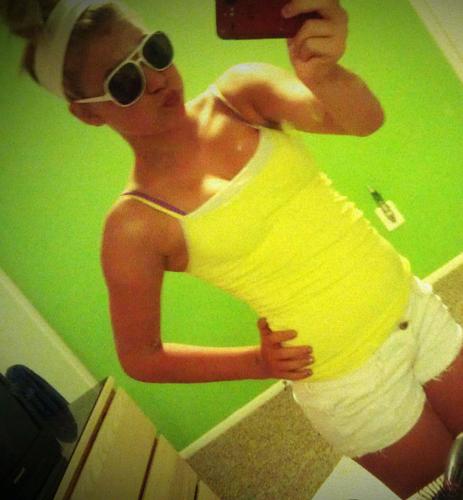 #TeamSingle #TeamFresh #TeamPretty #TeamIDGAF ; go follow my bitch @_GotMeFuckedUp ; & hit me up ! 734.890.8962 (;