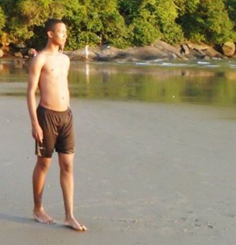 Sou evangélico , filho do Rei , gosto de musica , cantar é o que eu faço , vou louvando a Deus , tentando ser imitador do Senhor Jesus !