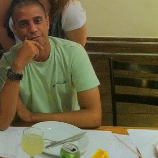 Me chamo André sou da cidade de Niterói, nas horas vagas gosto de atacar como escritor, Ator, cantor, pintor,montador etc...