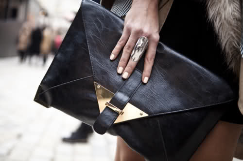 clutchenco's profile picture. Hallo Allemaal! Ik zit er aan te denken een online bedrijf te starten voor clutches! Leuk idee of niet? Voor meer info check onze fb site! In onze tweet!