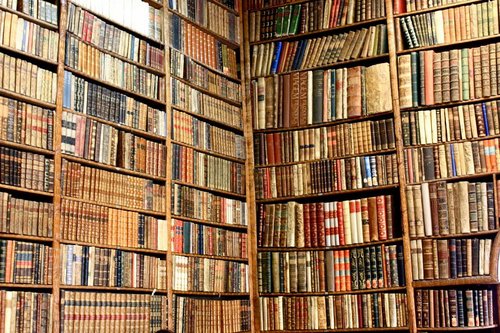 La Biblioteca del Traductor es una página de servicios de traducción y un punto de encuentro para traductores.
http://t.co/USJVYKugBJ