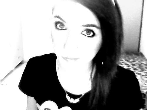 Mi chiamo Ilenia,sono italiana e a scuola tutti dicono che sono uguale a Skrillex :) FOLLOW ME!