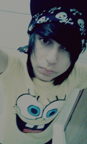 feinho // bobo :B // ciumento // eyes set tto kiil // violão // cavalos // Dinoossauro *-* ;3 Siiga-ME ? ;3
