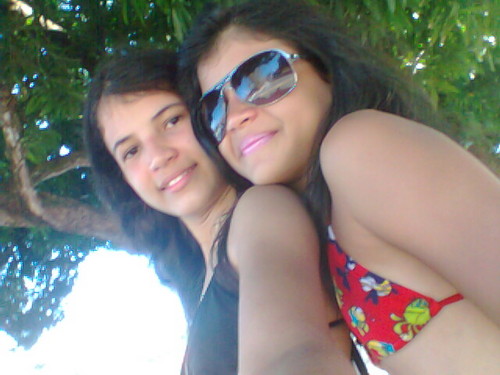 ✡ Hunter, Apaixonadaaa pela @OneDirection!!
 Comilona, Louca, Twitteira Viciada, Medrosa, Tímida e Feliz!!
Se você seguir... Obrigada!! =) xx.