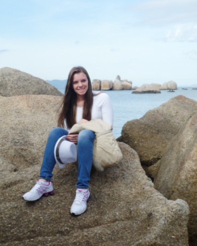 16 anos , estudante do 2° ano , tecnica em administração de empresas e contabilidade, lutadora de muay thai e jiu jitsu.