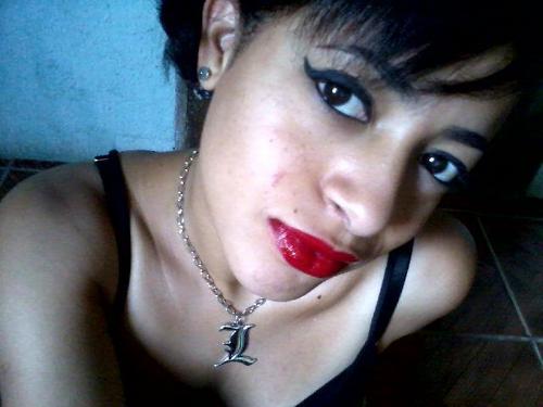 Muito agitada,divertida,obcecada por rock'n'roll,amo minhas amigas.......e principalmente.....mais do q apaixonada pelo SLASH.......I LOVE SLASH ^^