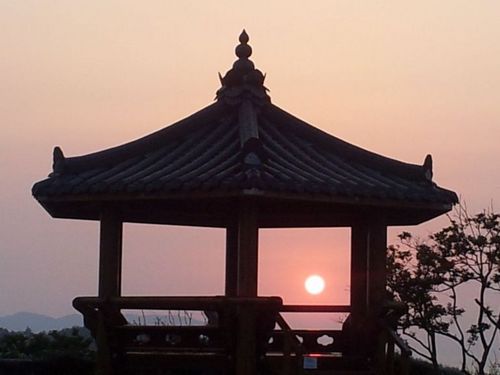 청산도 서편제길의 정자에 걸린 석양.
나 는  친 노 !      
행동하는 양심!
깨어있는 시민!       
518광주민중항쟁,
若無湖南 是無國家,
세상은 조금씩 서서히 발전한다.
믿을 정치는 없다! 믿어보는 것이다.
