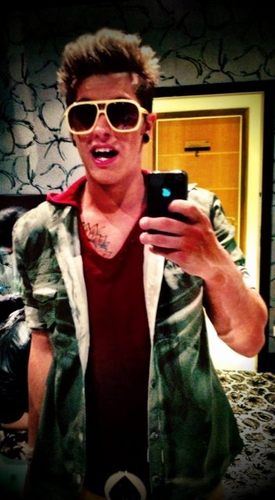 “Perto do céu e das nuvens onde o sol reflete só você.” @ThomasRestart s2 Dona :Lavínia ( @LaviniaReeis ) Antiga #ThomasMySombra Desde : 23/09/2011