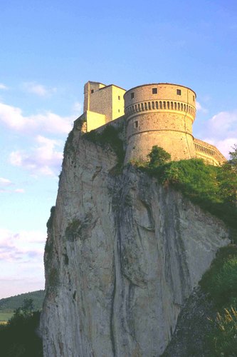 Meravigliosa capitale d’arte, citata da Dante Alighieri nella Divina Commedia, è il fulcro della regione storica del #Montefeltro, in Provincia di Rimini