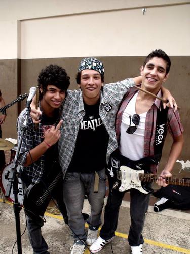 - banda guarapuavana de pop rock,
perfil comandado por @PauloBrasil_10 , @Guilhermerreira e @KavinSeubento