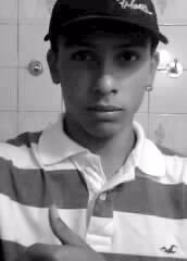 Sou presença no pagode, não largo meu futebol 
Quem me ver ,me vê sorrindo e vai ser sempre assim ♪♫.