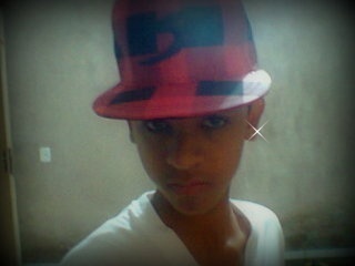 balança o lança pra mim..  pobre . feliz . meio loco . funk... santista...  carinho... sigo quem me segue