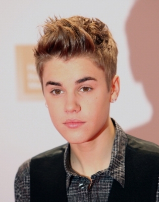 Normal , pouco experiente , e louca pelo Justin Bieber e pelo Austin Mahone .
