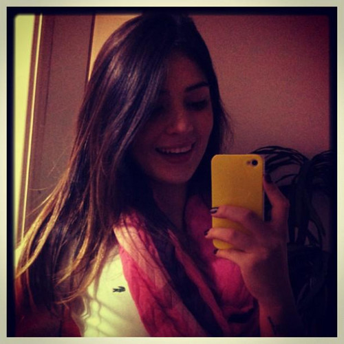Santista , 17 anos, sagitariana , namorando .. e muito feliz y.y