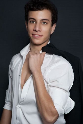 Hola, somos Natalia y Andrea dos fans de David Anton (modelo y actor) este twitter es solo y exclusivo sobre EL! @davidantton