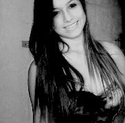 Charmosa, chique, elegante, olhar radiante, sorriso brilhante.