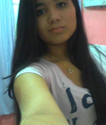 moleca,carinhosa,ciumenta,  atrapalhada, twitteira viciada e muito... mas MUUUUUUITO feliz! =D