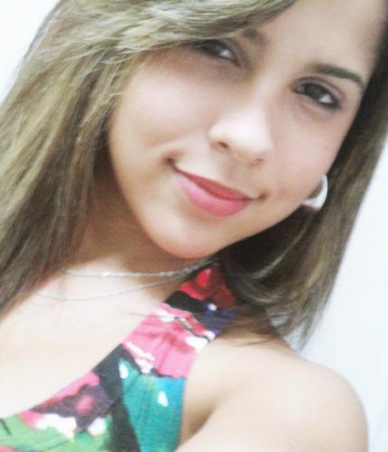 Um sorriso, um abraço apertado, uma musica estar com quem eu gosto, rir com as amigas até a barriga doer.. São coisas SIMPLES, mas que me fazem muito FELIZ ...