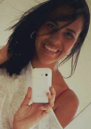 Eu sou mistura de amor, calor e emoções. Eu sou a melhor amiga e a pior inimiga. Me apaixono, desapaixono. Eu vivo. Mãe, mulher, amiga, irmã. Eu sou Clarissa.