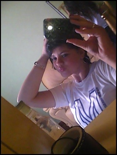 Sou umα pessoα totαlmente  diferente dαs que você encontrα por αii. Nαo sou perfeitα, sou αpenαs eu mesmα .
