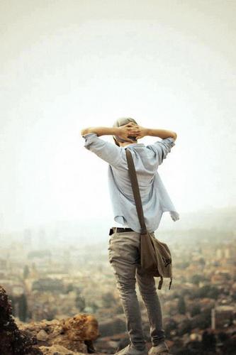 لآ زلـتُ أُؤمـن بِـأنـي لـمْ أُخـلـق لِأَكـونْ ~ مُـجـردْ إِنْـسـآن عـآدي ..