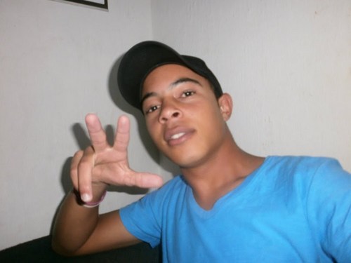 Dê a quem você ama: asas para voar, raízes para voltar e motivos para ficar. #Deus,Familia & #Amor @leh_taradiinha ;* Só isso Me segue ?