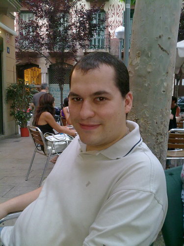 Politòleg, català, culer i gastrònom aficionat.