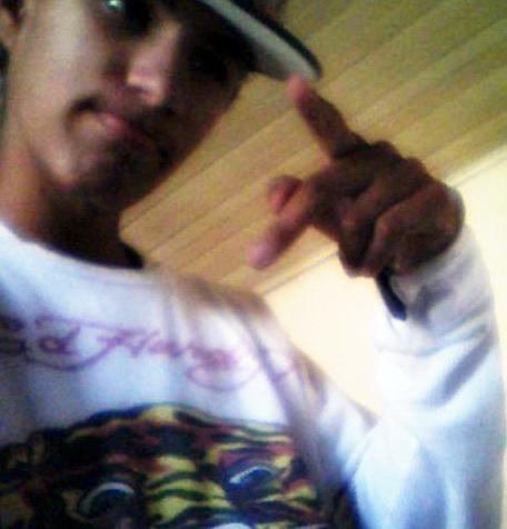 15 anos  , longboard , surf e futebol ! u.u