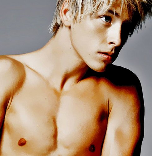 Hijo de Glimmer y Cato, por eso soy irresistible.