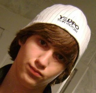 20-Anos..Um cara iqual todos o outros,ciumento,irritante e ousado sempre