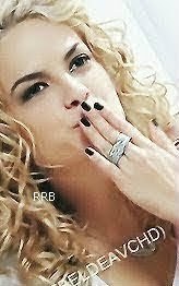 Ouvi numa canção que dizia que a vida era curta demais pra sofrer e pra chorar então resolvi te amar @Lua_Blanco afilhada: @rebeldesdesha_ since:29/02/12