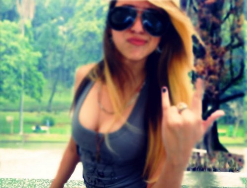 ooieeeh ,, sou a kamille *-* sou do tipo de garota que quando coloca os pés no chão o diabo grita AAAAAAAAAH Merda ela acordou *-* ;D