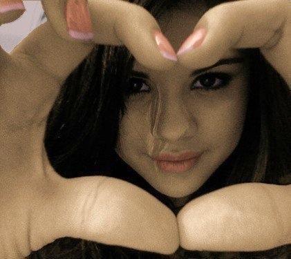 [Personal Twitter]  Verified Account Of Selena Gomez other is @selenagomez don't belive don't follow http://t.co/mjXAPnPh38