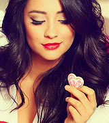 HeyShayBear's profile picture. There's vampire in your cleavage. {It's an RP, bro.}