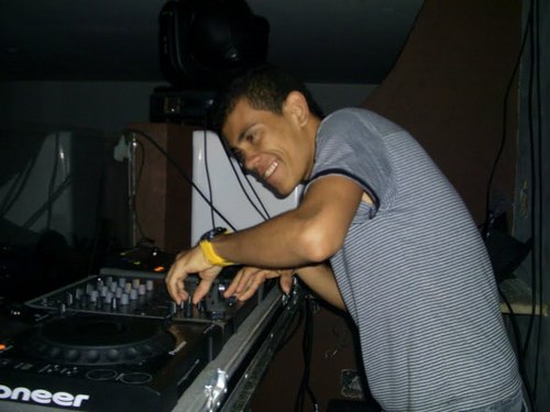 Dj Markinhos ,esse Dj e Uma porrada .Detonando todas as pistas :P