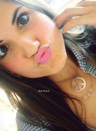 14 anos,...quer descobrir mais é só clicar em Follow-me
Marida do @SeuPoneii , DLÇ do @WilliamMulek,Meu BB @_ooicoisachata