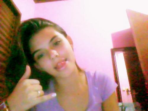16 anos , canceriana , vivendo. Sabe , nada mais eu não estou morrendo , já fica sabendo eu sou mais eu *-*
