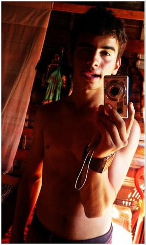 Magro 
http://t.co/d7zzvXAn
Msn: Lutti_scan@hotmail.com :)