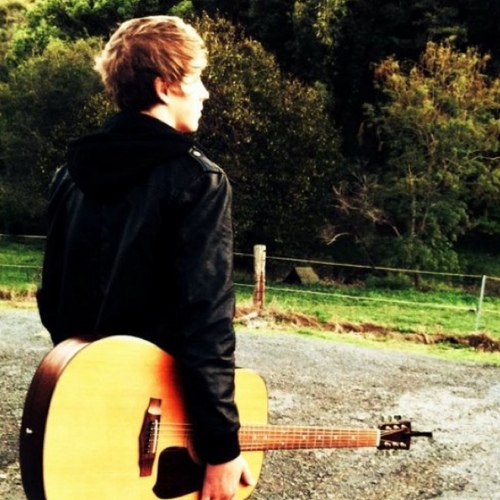 loving that amazing 17 year old boy from Byron Bay, who sings godly, named his guitar after his girlfriend and makes amazing twitcams :}