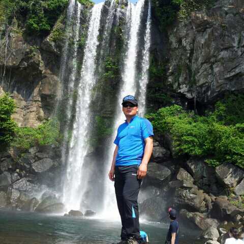 kwons725's profile picture. 사랑하는 사람에게 
커다란 상처를 주기에는 단지 몇초의 시간밖에 걸리지 않지만
그 상처가 아물기에는 몇년의 시간이 
걸린다는 것을...