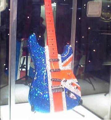 ライブの感想を主に音楽ネタをつぶやきます。よく行くライブハウスは渋谷O-Crest 下北沢SHELTER 下北沢CLUB 251 横浜BAYSIS 新宿LOFT 西川口Heartsなど。何万回聴けるCDより、たった一度の忘れられないライブの記憶を糧に生きています。好きな音楽家は服部良一先生です。