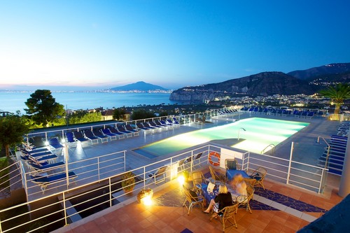 #arthotel #arthotelsorrento #artgalleryhotel 
L’Art Hotel Gran Paradiso di #Sorrento si trova in una zona panoramica unica, al centro del Golfo di Napoli