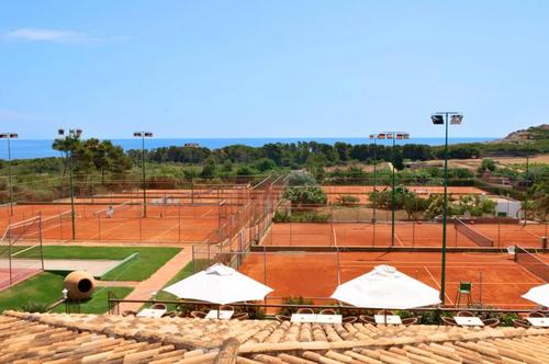 Hotel Na Taconera: disfruta del mejor tenis en nuestras pistas de reputación internacional.