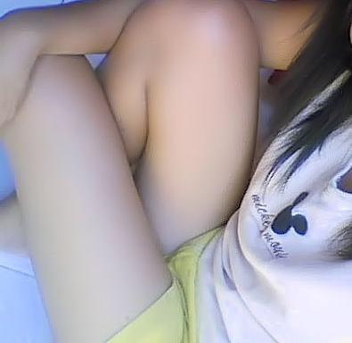 I'm 19, I'm pretty girl, rich, and naughty! just follow and tweet me. and i'll make u horny. muahh