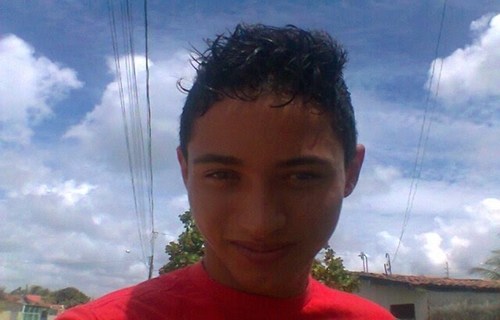 DEUS acima de td,lindo,romântico,sincero e alegre,e afim de mudar o mundo!sabendo amar,afim de novas experiencias,um amante,
do mundo e de todos os seres!
