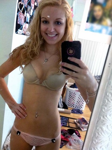 LisaGirlsonly10's profile picture. girls only follow me I  follow back xxx :) #TEAMGAY #TEAMLESBIAN XXX #TeamSkinny #TeamBones :) just want to lose my fat