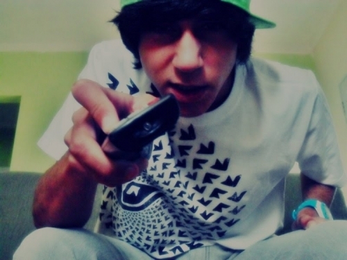 - Musica ,fofo&sister da @_UmaDrogada_ ,Pai dá @_MoreninhaDlc_ ,feio,chato,gordo,ciumento,Mascote da @OfcAzAbsolutaZ ; a ke saber mais?segui aeqe sigo devouta.