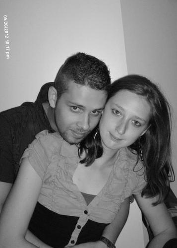 J'aimerais être une larme pour naître dans tes yeux, vivre sur ta joue et mourir sur tes lèvres.